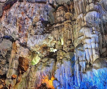 Khám phá vẻ đẹp hang Đầu Gỗ- hang động lớn nhất Vịnh Hạ Long