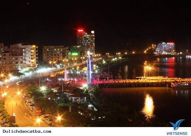 Cát Bà về đêm – lung linh kỳ lạ - Ảnh 2