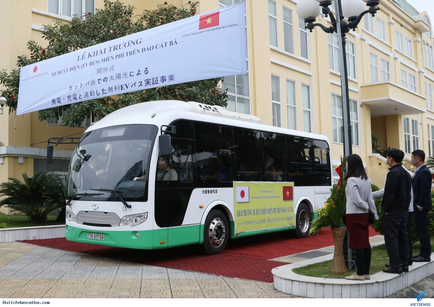 Những chiếc xe buýt mặt trời đầu tiên trên đảo Cát Bà - Ảnh 2