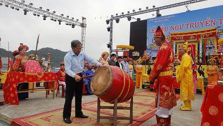 Đảo Cát Bà Tổ Chức Lễ Cầu Ngư, Ra Quân Vụ Cá - Ảnh 3 Đảo Cát Bà Tổ Chức Lễ Cầu Ngư, Ra Quân Vụ Cá - Ảnh 3