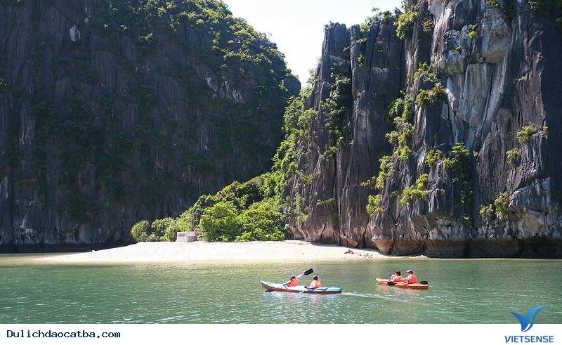 Chèo thuyền kayak “quậy” tung vịnh Lan Hạ - Ảnh 1 Chèo thuyền kayak “quậy” tung vịnh Lan Hạ - Ảnh 1